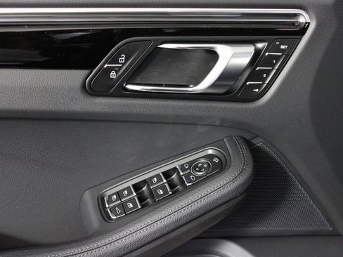 Used 2025 Porsche Macan image 15