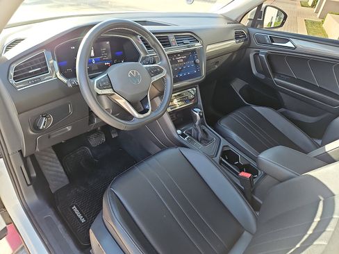Certified 2022 Volkswagen Tiguan SE w/ Panoramic Sunroof Package image 11