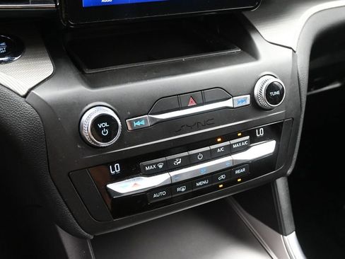 Used 2020 Ford Explorer XLT w/ Equipment Group 202A AWD/4WD image 17