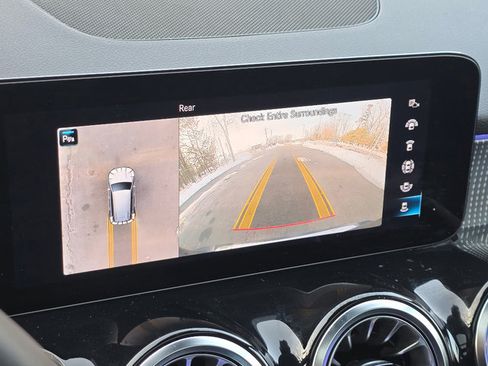 Used 2022 Mercedes-Benz GLB 250 w/ Premium Package Lite image 34