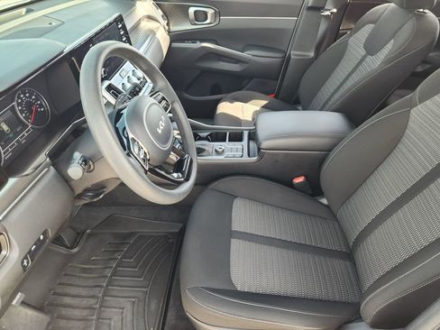 Used 2022 Kia Sorento LX FWD image 9