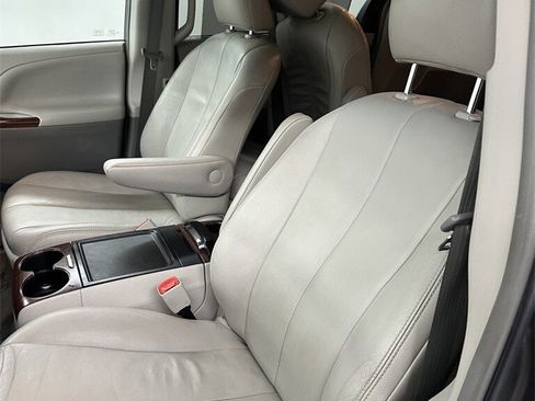 Used 2014 Toyota Sienna XLE image 13