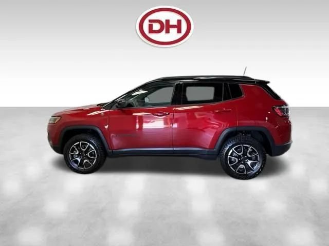 Used 2025 Jeep Compass Trailhawk w/ Trailhawk Convenience Group AWD/4WD image 8