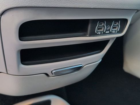 Used 2024 Chrysler Pacifica Touring-L FWD image 32