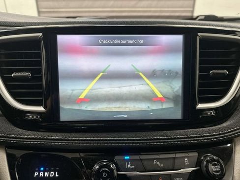 Used 2024 Chrysler Pacifica Limited FWD image 24