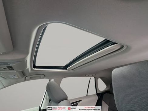 Used 2021 Toyota RAV4 XLE w/ Convenience Package image 12