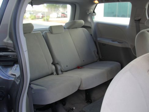 Used 2014 Toyota Sienna L image 23