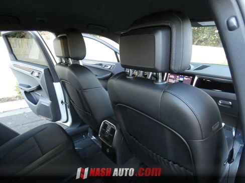 Used 2024 Porsche Macan AWD/4WD image 38