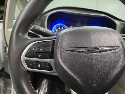 Used 2024 Chrysler Pacifica Touring-L image 18