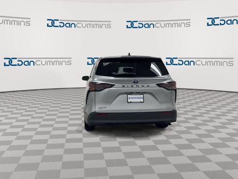 Used 2023 Toyota Sienna XLE AWD/4WD image 7