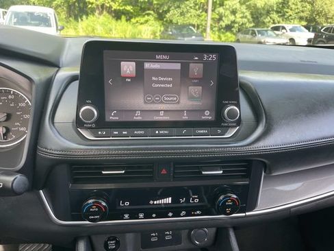 Used 2024 Nissan Rogue SV FWD image 25