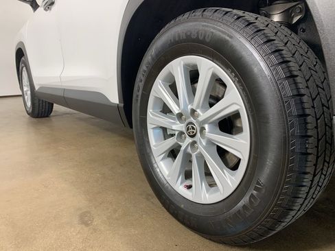 Used 2024 Toyota Grand Highlander AWD image 16