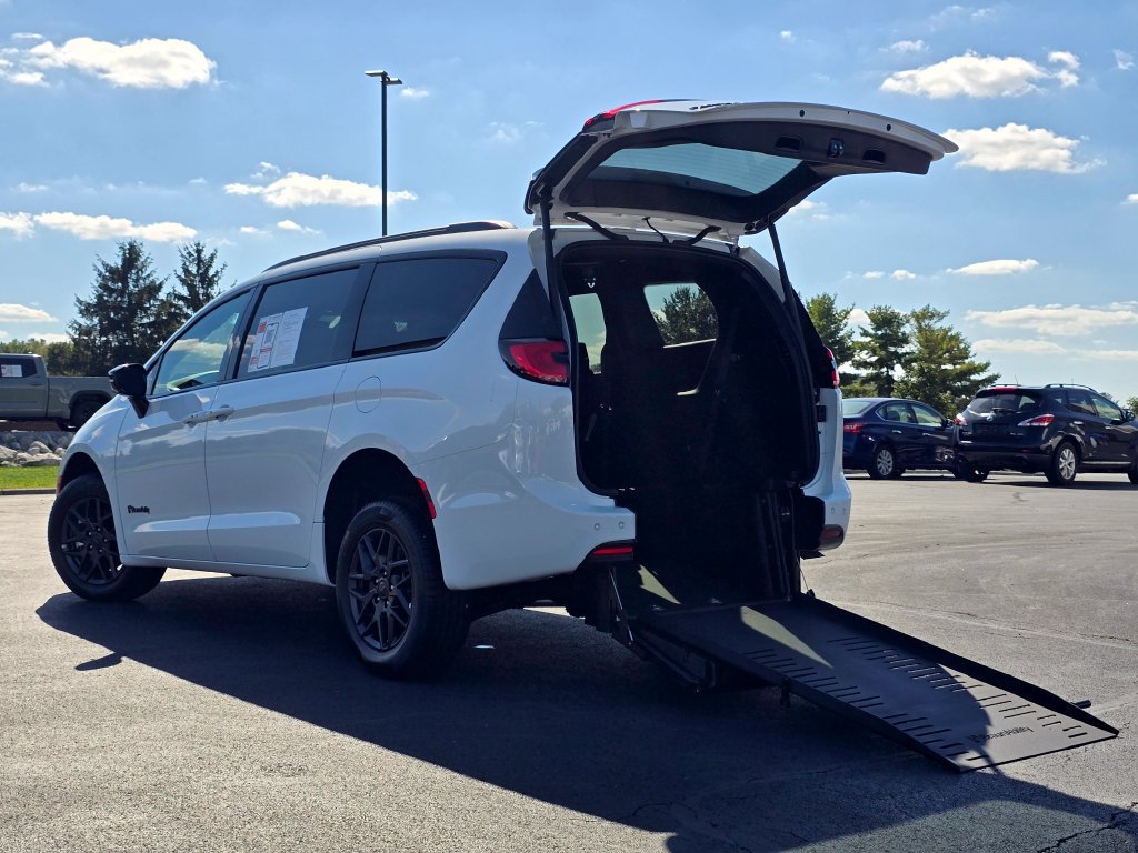 Used 2027 Chrysler Pacifica Select w/ S Appearance Package FWD image 5