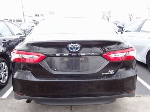 Used 2018 Toyota Camry LE image 5