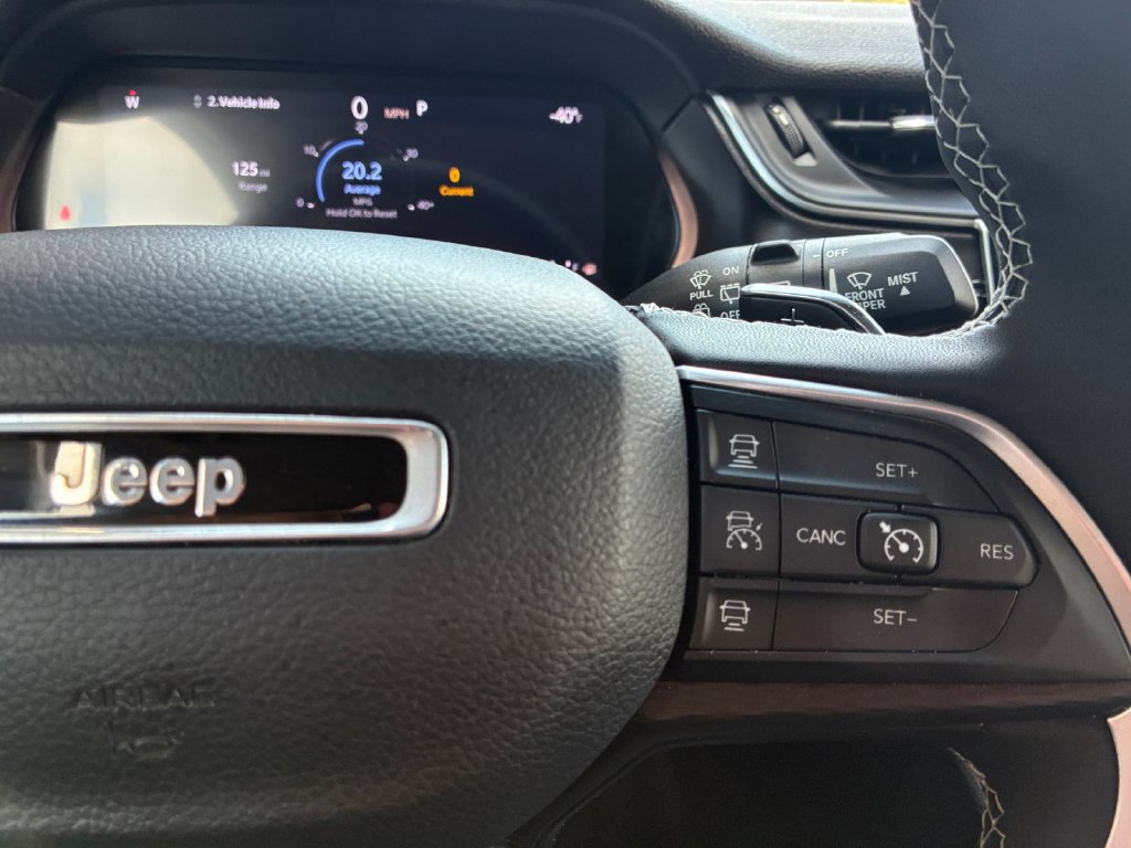 Used 2023 Jeep Grand Cherokee Laredo AWD/4WD image 12