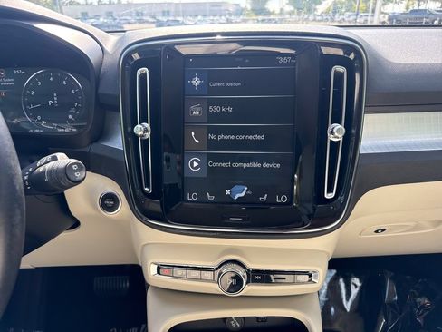 Used 2019 Volvo XC40 T4 Momentum FWD image 18