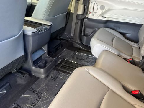 Certified 2024 Toyota Sienna XLE FWD image 4