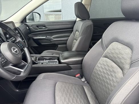 Used 2023 Nissan Pathfinder SV w/ SV Premium Package image 5