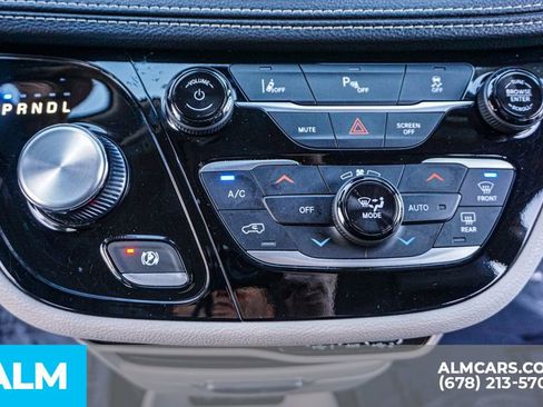 Used 2024 Chrysler Pacifica Select image 51