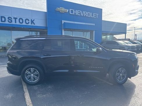 Used 2025 Chevrolet Traverse LT image 2