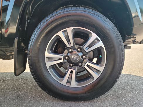 Used 2019 Toyota Tacoma TRD Sport AWD/4WD image 19