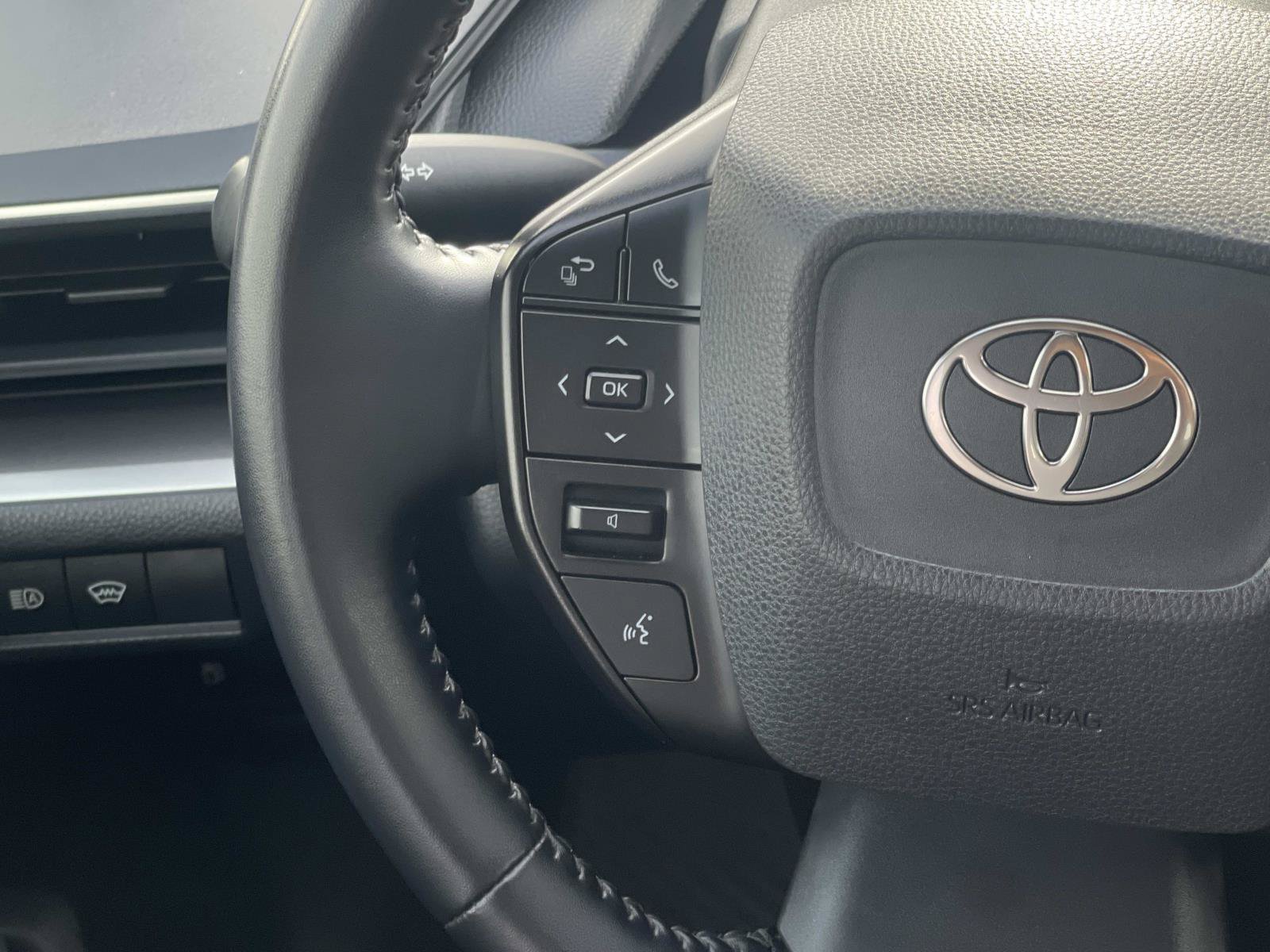 Used 2025 Toyota Prius LE FWD image 10