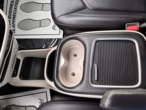 Used 2024 Chrysler Pacifica Touring-L image 24