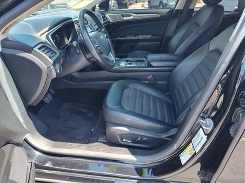 Used 2017 Ford Fusion SE w/ Equipment Group 201A FWD image 6