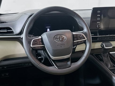 Used 2021 Toyota Sienna XLE FWD image 18