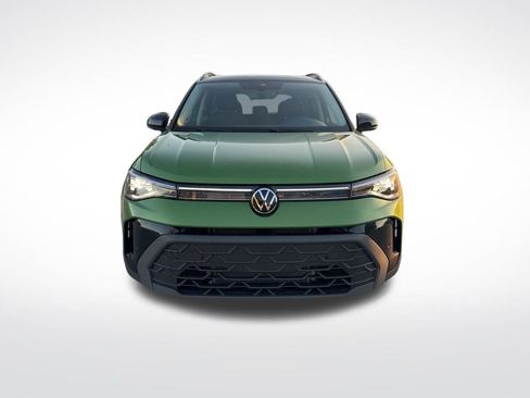 Used 2025 Volkswagen Taos SE image 2