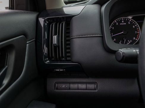 Used 2025 Nissan Pathfinder S image 34