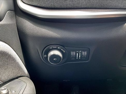 Used 2022 Jeep Compass Latitude w/ Sun and Sound Group AWD/4WD image 17