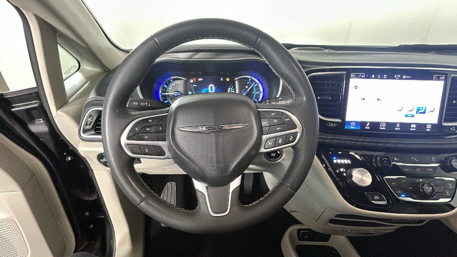 Used 2023 Chrysler Pacifica Touring-L FWD image 16