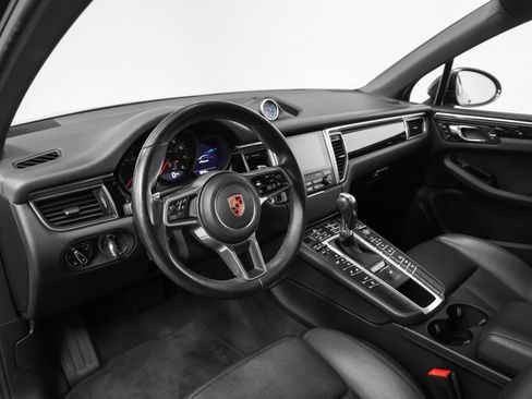 Certified 2017 Porsche Macan AWD/4WD image 4