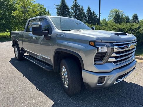 Used 2024 Chevrolet Silverado 2500 High Country w/ Technology Package AWD/4WD image 2