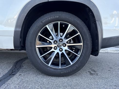 Used 2017 Toyota Highlander SE image 3