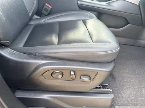 Used 2023 Chevrolet Suburban LT w/ Luxury Package RWD image 18