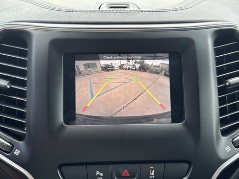 Used 2021 Jeep Cherokee Latitude Plus FWD image 25