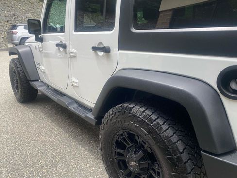Used 2018 Jeep Wrangler Unlimited Sport S AWD/4WD image 28