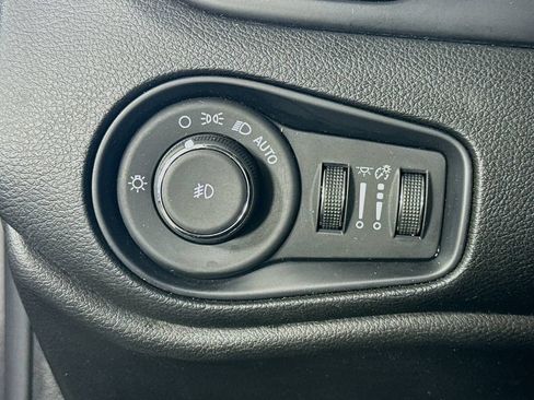 Used 2017 Jeep Renegade Altitude AWD/4WD image 18