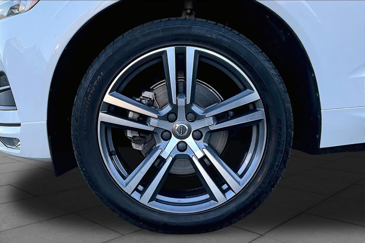 Used 2021 Volvo XC60 T5 Momentum w/ Premium Package AWD/4WD image 10