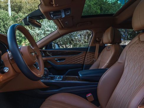 Used 2022 Bentley Flying Spur V8 image 14