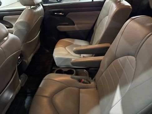 Used 2021 Toyota Highlander XLE AWD/4WD image 31
