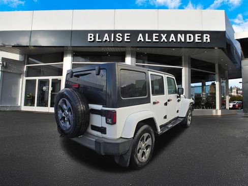Used 2018 Jeep Wrangler Unlimited Sahara w/ Connectivity Group AWD/4WD image 3