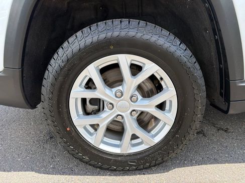 Used 2023 Jeep Grand Cherokee L Limited AWD/4WD image 9