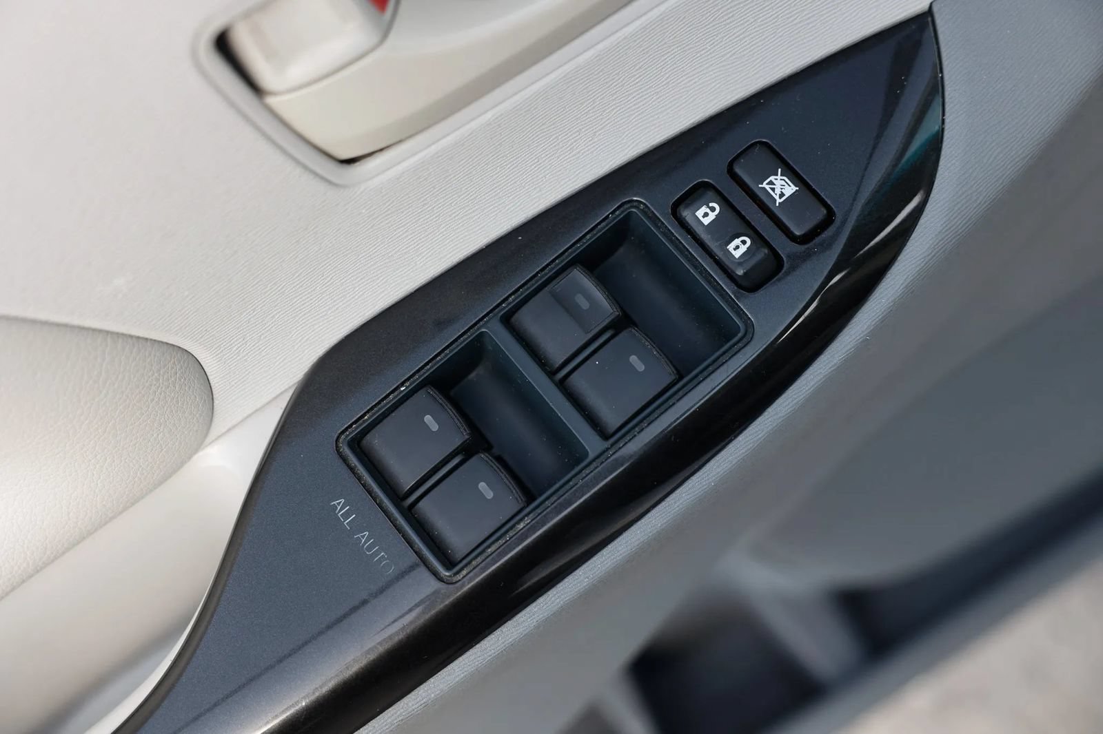 Used 2014 Toyota Sienna LE FWD image 42