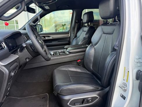 Used 2024 Jeep Wagoneer Series III AWD/4WD image 8