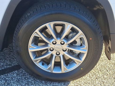 Used 2022 Jeep Cherokee Latitude Lux w/ Sun & Sound Group image 8