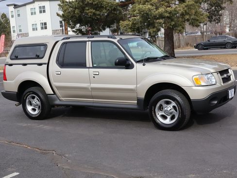 Used 2004 Ford Explorer Sport Trac XLT image 2