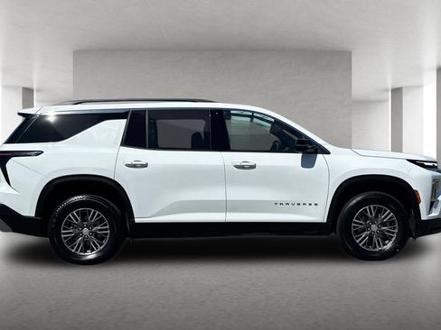 Used 2025 Chevrolet Traverse LT FWD image 3